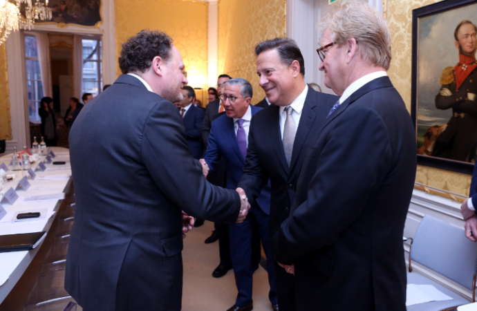 Presidente Varela lidera mesa redonda empresarial para fortalecer inversiones holandesas