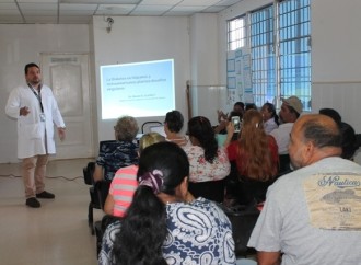 Colaboradores de policlínica en La Chorrera dictan charla a pacientes de Clínica de Diabetes