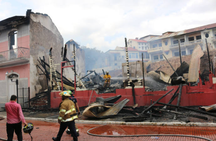 Familias afectadas por incendio reciben respuesta de autoridades locales