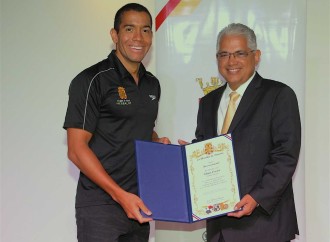 Alcaldía de Panamá otorgó reconocimiento a Edgar Crespo por su participación en las clínicas de natación