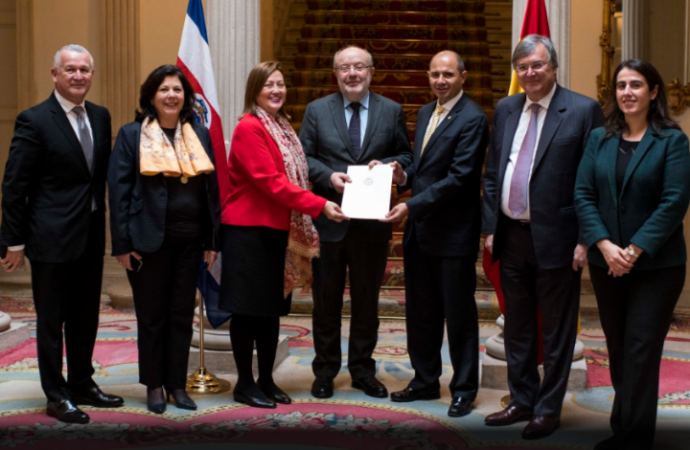Costa Rica formaliza ante España intercambio de notas para reconocimiento de licencias de conducir
