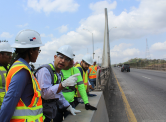 Colaboradores de Proyectos Especiales del MOP recorren el puente Centenario