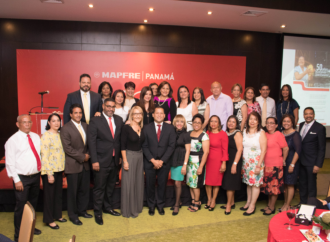 MAPFRE Panamá reconoce mérito de Colaboradores con mayor antigüedad, en el marco de sus 50 años en el país