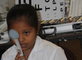 Programa Salud Visual beneficia a estudiantes de la escuela John F. Kennedy en Chilibre