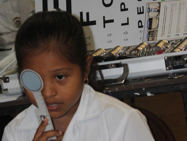Programa Salud Visual beneficia a estudiantes de la escuela John F. Kennedy en Chilibre