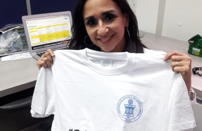 MITRADEL promueve campaña institucional #TrabajandoAndo con entrega de camisetas