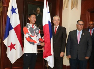 Ministro Alemán entrega Pabellón Nacional a atletas que representarán a Panamá en Juegos Suramericanos