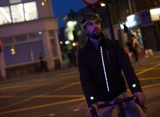 Ford crea chaqueta inteligente que aumenta la seguridad de los ciclistas