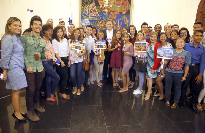 Jóvenes guías para la Jornada Mundial de la Juventud salen a especializarse en varios idiomas en el extranjero