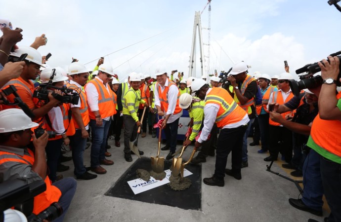 Presidente Varela participa de último vaciado de concreto en la construcción del tercer puente sobre el Canal que contribuirá a incrementar el turismo en el Atlántico