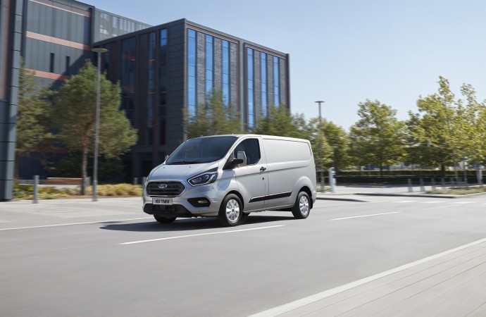 La Transit Custom de Ford amplía su liderazgo con un modelo híbrido enchufable y características mejoradas