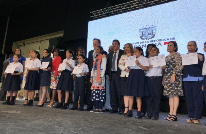 Presidente Varela entrega certificaciones a 286 centros escolares oficiales que los acredita como bilingües