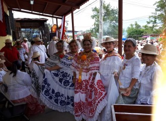 Santeños de San Miguelito celebraron el Grito de Independencia de La Villa con carretas típicas y tamboritos