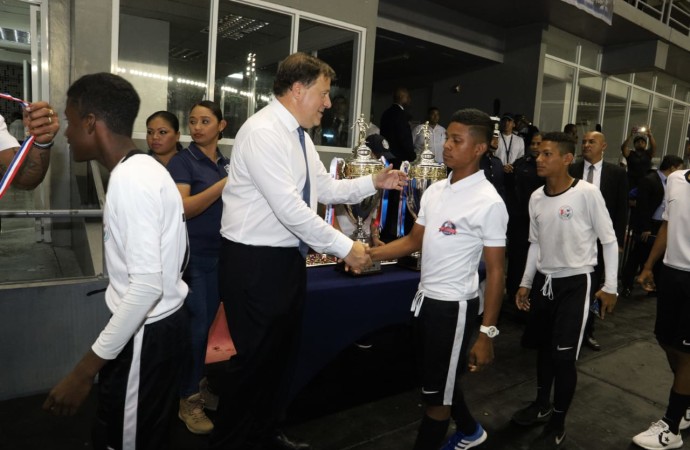 Varela: Copa Presidente debe trascender gobiernos porque ha sido un éxito de integración deportiva escolar
