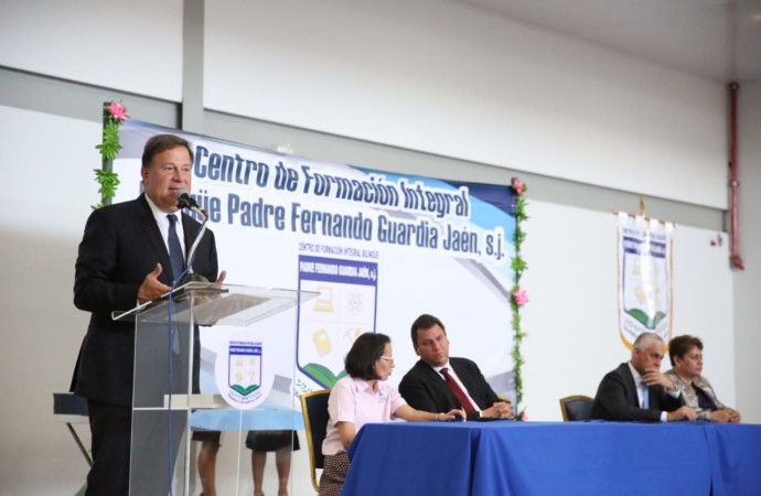 Presidente Varela participa en la primera graduación del Centro de Formación Integral Bilingüe Padre Fernando Guardia Jaén