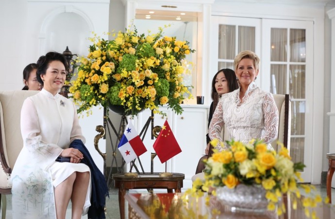 Primera Dama de Panamá agradece a su homóloga de la República Popular China donación de Clínicas Móviles
