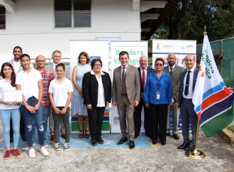 Autoridades entregan Bandera Ecológica al Liceo Francés Internacional de Panamá