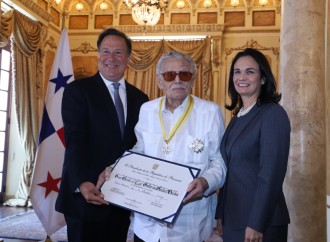 Presidente Varela entrega la Orden Manuel Amador Guerrero al periodista y escritor panameño Guillermo Sánchez Borbón
