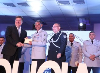 Presidente Varela destaca labor de la PN en la seguridad del país y otorga premio del Policía Ejemplar al teniente Aurelio Grenald