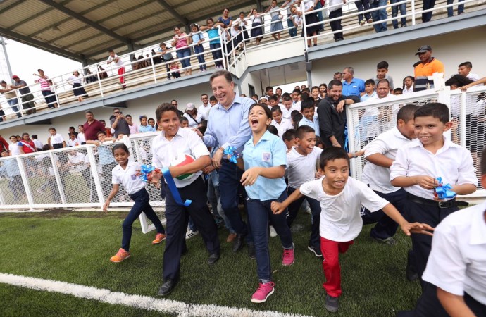Presidente Varela entrega nuevo Complejo Deportivo de Atalaya