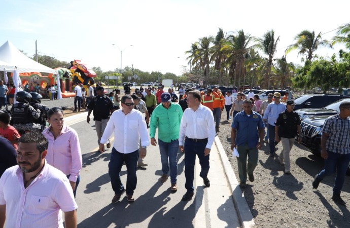 Gobierno entrega nueva vialidad Chitré-Playa El Agallito para beneficio de 55 mil personas