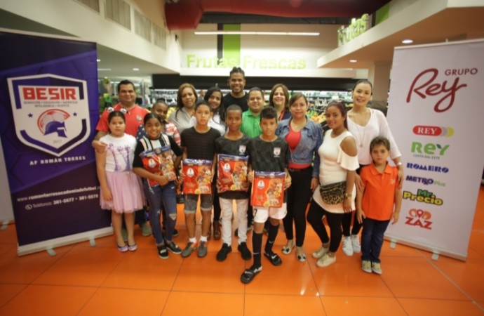 3 Jugadores de Mundial del Barrio reciben Becas para Academia Román Torres