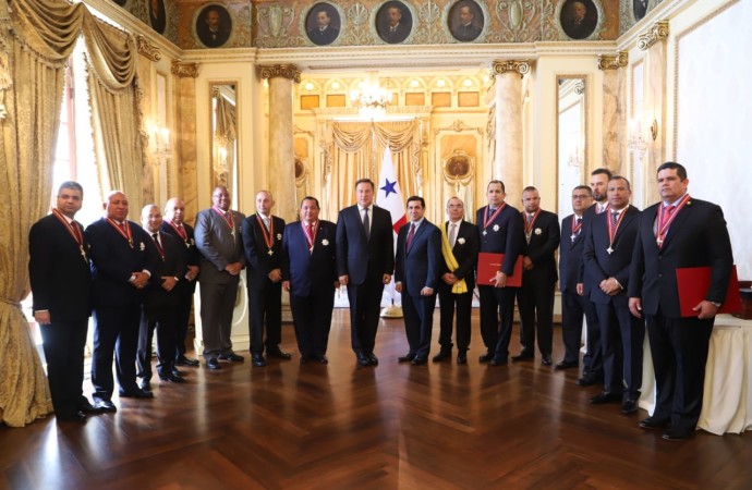 Presidente Varela condecora a 14 oficiales de carrera de los estamentos de seguridad