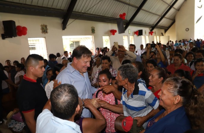 Presidente Varela participa en misa de recordación del sacerdote Héctor Gallego y luego inspecciona avances del 83% de la nueva carretera El Guabal-Río Luis-Calovébora