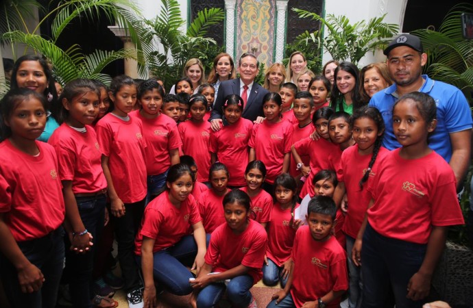 Presidente Cortizo Cohen cede el uso de alfombra a niños que visitan palacio