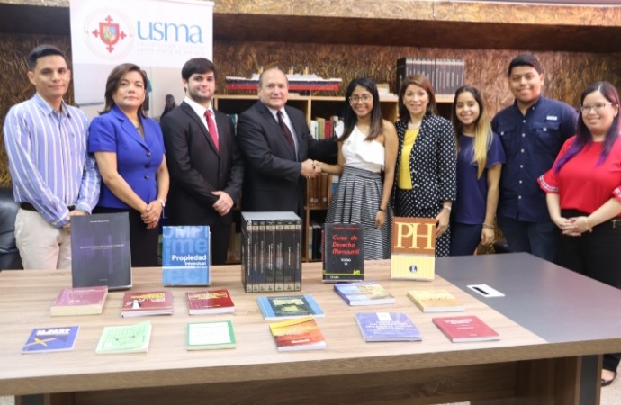 Ilustres abogados realizan donación de libros a la Biblioteca Jurídica Especializada de la USMA