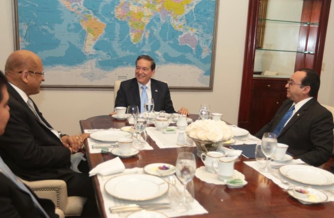 Presidente Cortizo Cohen reitera compromiso con Universidad de Panamá