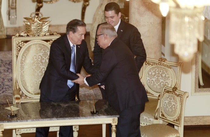 Lau Cortés toma posesión como director de la CSS en el palacio presidencial