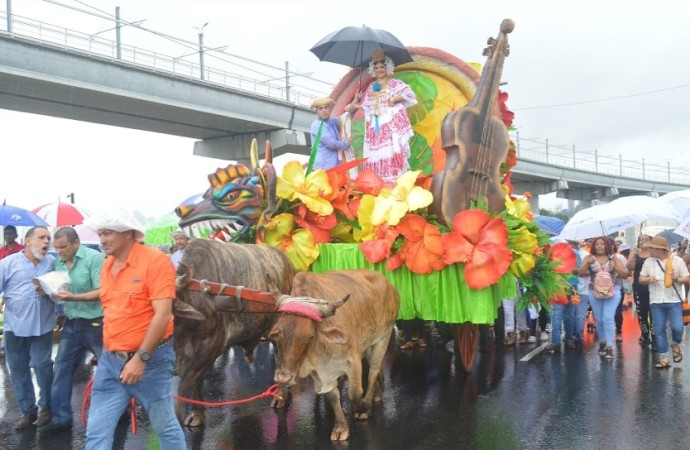 Santeños de San Miguelito conmemoraron el grito independentista del 10 de noviembre con un desfile de carretas típicas