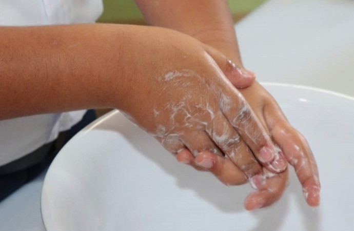 Lavarse las manos con regularidad ayuda a prevenir las infecciones y la resistencia antimicrobiana