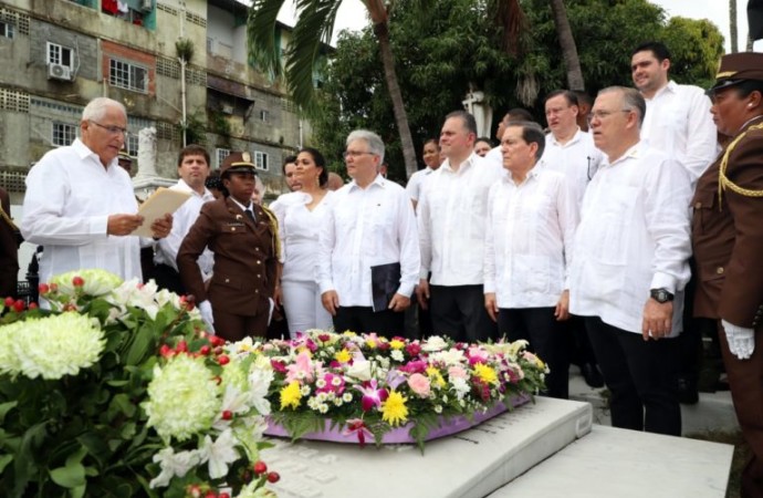 Autoridades nacionales y municipales participan de Romería hacia el Cementerio Amador