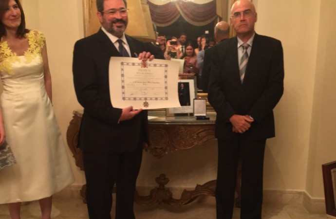 Embajada de España en Panamá otorga la Cruz del Mérito Civil a Carlos Jesús Pérez Almillano, abogado español afincado en Panamá, con más de treinta años de experiencia profesional en el país