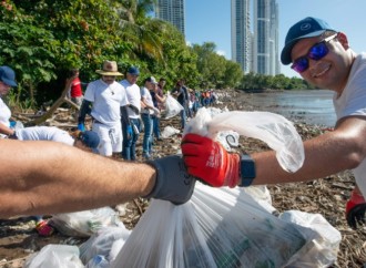 Equipo del Grupo Lufthansa en Panamá se pone los guantes para apoyar limpieza de playa en Costa del Este