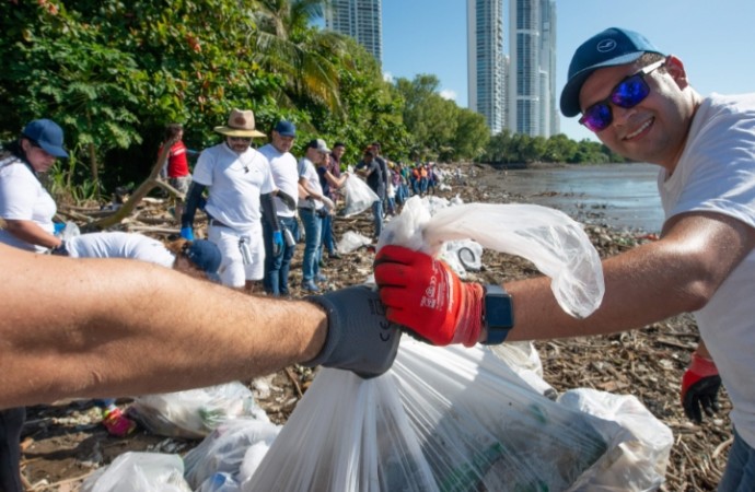 Equipo del Grupo Lufthansa en Panamá se pone los guantes para apoyar limpieza de playa en Costa del Este