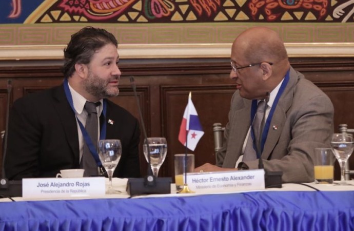 Ministro Rojas Pardini reitera compromiso de transparencia del sistema bancario panameño