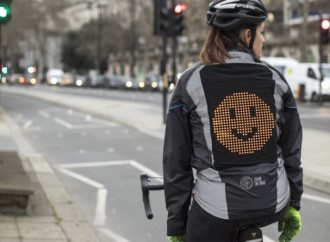 Ford diseña chaqueta con emojis para que ciclistas puedan decir a los conductores cómo se sienten