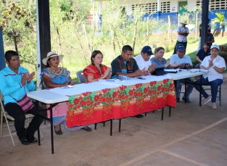 Ministra de Educación se reúne con comunidad educativa de Potrero de Caña