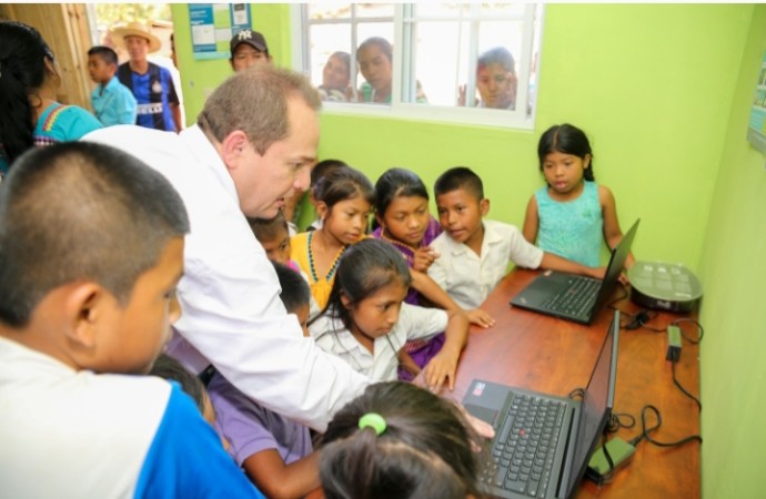 La UAB y su compromiso premia a Infoplazas de Panamá por su impacto social educativo