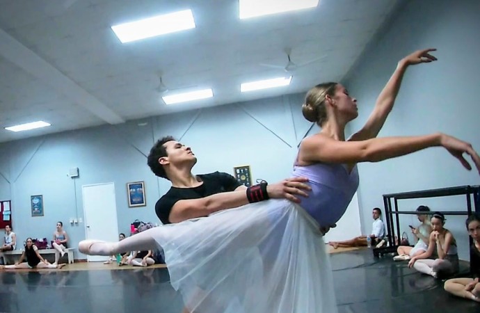 En tiempos de pandemia, la danza se reinventa para transmitir emociones y solidaridad
