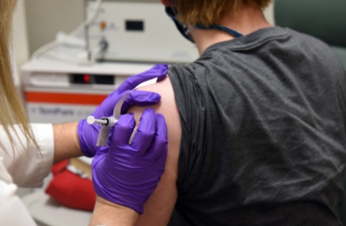 Pfizer y BioNTech vacunan a los primeros participantes de estudios clínicos en los EE.UU. como parte del programa global de desarrollo de vacunas ARNm contra el COVID-19
