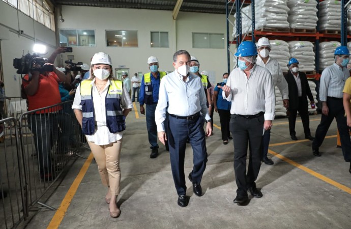 Presidente visita planta Levapan, empresa que contribuye con el suministro de alimentos al Plan Panamá Solidario