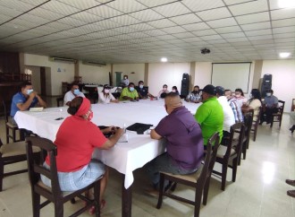 Viceministra de Vivienda conversa con dirigentes y representantes bananeras