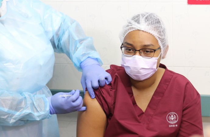 Colón recibe el primer lote de vacunas Pfizer