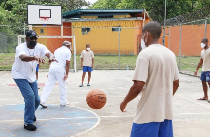 Gloria del baloncesto panameño Mario Butler, lidera clínica deportiva