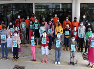 Estudiantes reciben tablets por parte de +Móvil y Club Rotatorio de David