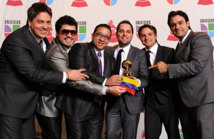 Voz Veis, tres veces ganador del Latin Grammy, comparte todos sus éxitos en las plataformas digitales